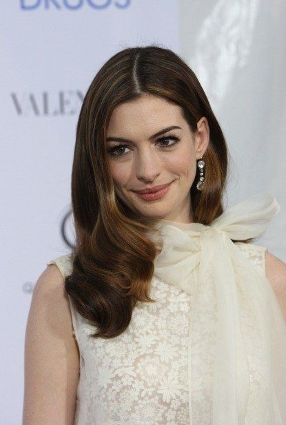 Anne Hathaway Love And Other, Hair Behind Ears, Anne Hathaway Haircut, Anne Hathaway Makeup, Hollywood Hairstyle, Eyeshadow Tips, Hollywood Hair, Teen Celebrities, Half Updo