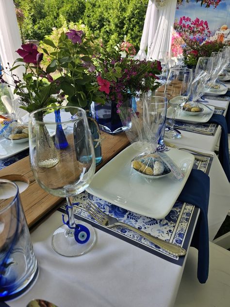 A greek dinner party set up Greek Dinner Decorations, Greek Dinner Party Aesthetic, Greek Garden Party, Greek Dinner Party Table, Greek Dinner Party Decorations, Greek Themed Dinner Party, Greek Decorations Party, Greek Birthday Party Theme, Greek Table Setting