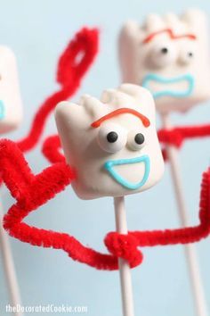 FORKY TOY STORY MARSHMALLOWS -- a fun and easy Toy Story food idea for your Toy Story party, made with candy melts, pipe cleaners, and marshmallows. Toy Story Food, Walmart Toys, Story Food, Toy Story Party Decorations, Minecraft Toys, Toy Story Theme, Anniversaire Diy, Toy Story Cakes, Toy Story Birthday Party