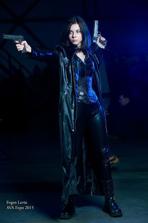 Selene- Underworld pinned from http://pikabu.ru Underworld Costume, Underworld Vampire, Underworld Selene, Vampire Fashion, Kate Beckinsale, Halloween Costumes For Kids, Underworld, Bored Panda, Resident Evil