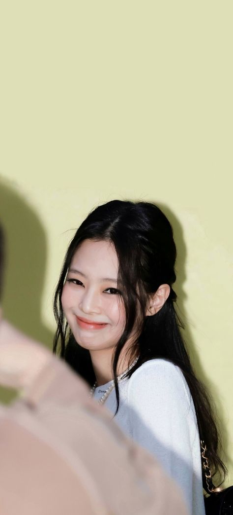 Jennie Smile Wallpaper, Jennie Wallpaper Laptop, Jennie Wallpaper Homescreen, Smile Wallpaper, Rosé Jisoo, Lisa Rosé, Black Pink Instagram, Funny Wallpaper, Blackpink Photos