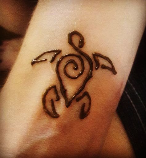 Easy Henna Designs For Beginners Fingers, Small Henna Designs For Beginners, Henna With Flowers, Hawaiian Flower Henna, Henna Turtle Design, Hana Tato Ideas, Henna Ideas For Beginners, Hana Tato, Preppy Henna