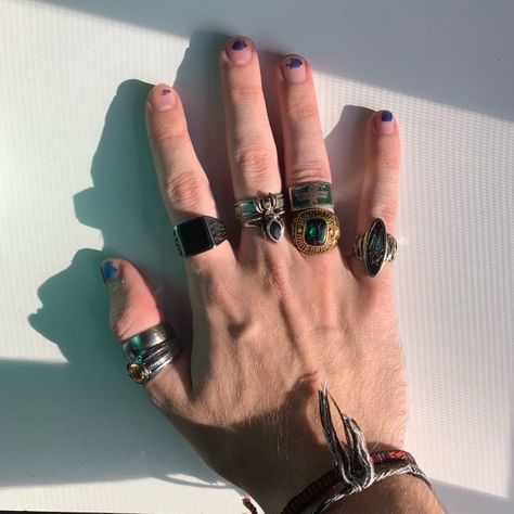 Hands With Rings Men, Rings On Men, Rings Men Aesthetic, Men With Jewelry, Men With Rings, Masculine Hands, Men Wearing Rings, Eboy Outfits, Mens Jewelry Aesthetic