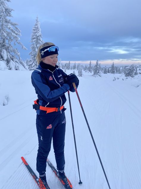 Cross Country Skiing Aesthetic, Cross Country Skiing Clothes, Cross Country Skiing Outfit, Skiing Clothes, Skier Girl, Xc Skiing, Ski Glasses, Skiing Aesthetic, Ski Outfits