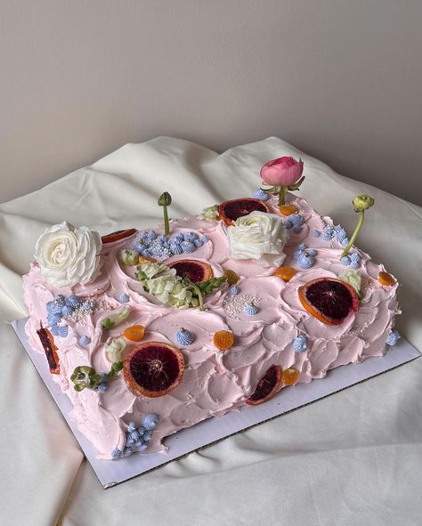 A sweet dose of cake inspiration 🍰🤍 Vanilla Bean Custard, Cake With Fruit, Vanilla Bean Buttercream, Cake Strawberry, Pink Cookies, Cinnamon Cake, Chocolate Chip Cake, Wedding Sweets, Strawberry Jam