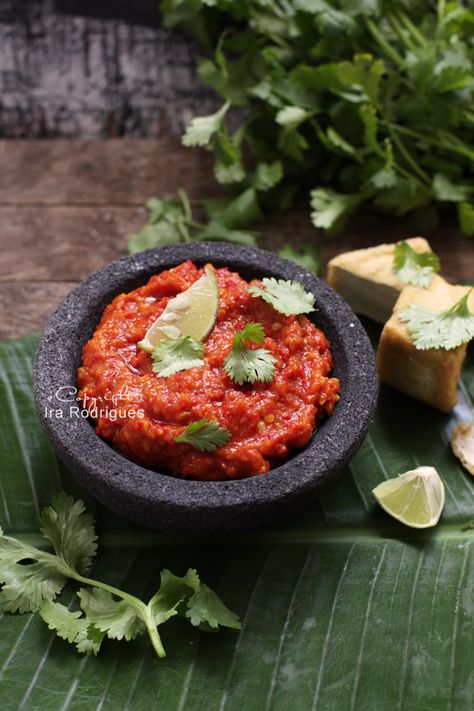 Sambal Oelek (20 fresh, red chillies/cayenne pepper, 12 shallots, 4 cloves garlic, 1 fresh tomato, 1 ½ teaspoons brown sugar, 1 tsp salt, 1 teaspoon toasted shrimp paste, 4 tablespoons coconut oil and cheek of lime to serve) Sambal Recipe, Sambal Oelek, Indonesian Cuisine, Malaysian Food, Indonesian Food, Asian Cooking, Fresh Tomatoes, Spicy Recipes, Traditional Food