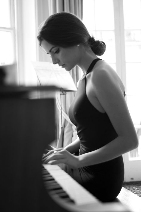 Piano Photoshoot, Piano Photography, Piano Photo, Piano Girl, Estilo Ivy, Playing Piano, Shooting Photo, Foto Pose, Foto Inspiration