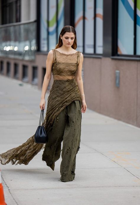 NYFW Street Style: Monochromes, Brights, & Bold Details Bohemian Street Style, Nyfw Outfits, Dress And Sneakers Outfit, Boho Street Style, Bold Outfits, Mal Humor, New York Fashion Week Street Style, New Street Style, Fitting Room