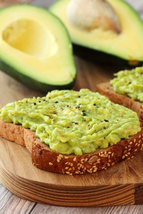 The most perfectly simple avocado toast recipe. Quick, easy and minimalist to ideally bring out the flavors. Great for breakfast or a healthy snack! | lovingitvegan.com Dorm Recipes, Savory Lunch, Packable Lunches, Xmas Morning, Toast Aperitif, Simple Avocado Toast, Avocado Creme, Vegan Sandwiches, Avocado Spread