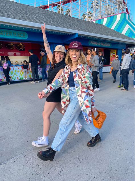 Best Friends Photo Inspo Santa Cruz Outfit Ideas, Santa Cruz Aesthetic, Boardwalk Outfit, Best Friend Aesthetic, Santa Cruz Beach Boardwalk, Friend Aesthetic, Santa Cruz Beach, Beach Boardwalk, Best Friends Aesthetic