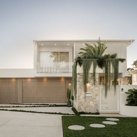 Coastal Duplex Facade, Palm Springs Facade, Palm Springs Garden Australia, Queenslander Facade, Bloxburg Front Yard, Bloxburg Outside, House Facades Australia, Villa Facade Design, Coastal Facade