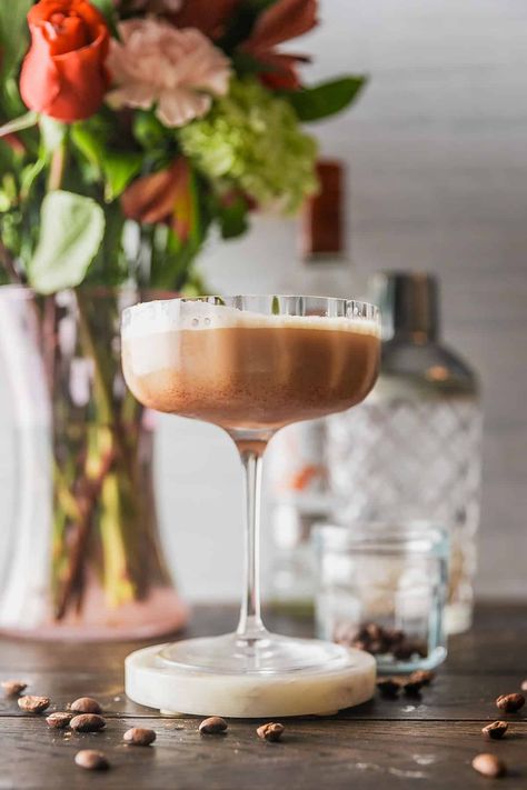 Easy Pumpkin Spice Espresso Martini White Chocolate Liqueur, Chocolate Covered Espresso Beans, Espresso Martini Recipe, Caramel Vodka, Fall Cocktails Recipes, Easy Autumn Recipes, Martini Recipe, Chocolate Liqueur, Pumpkin Spice Syrup