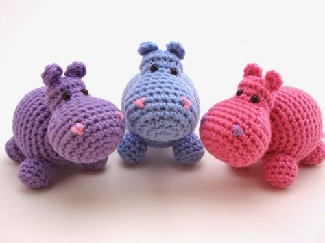 Blog sobre complementos, moda, tendencias y estilo de vida. Crochet Hippo, Pola Amigurumi, Love Crochet, Crochet Dolls, Crochet Animals, Yarn Crafts, Stuffed Toys Patterns, Crochet Doll, Crochet Crafts