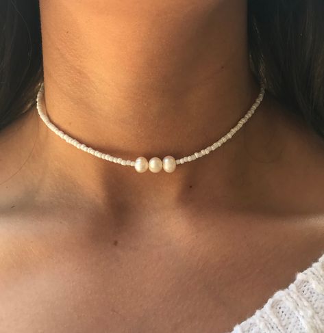 Kalung Manik-manik, Obx Dr, Simple Beaded Necklaces, Beaded Projects, Jewelry Wishlist, Choker Necklace Designs, White Beaded Necklaces, Beads Ideas, Beaded Jewelry Necklaces