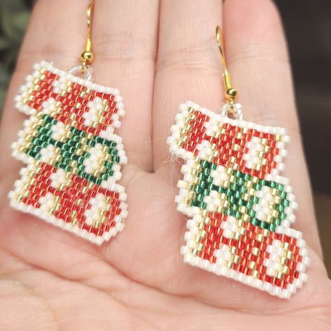 Beaded Holiday Earrings, Holiday Beading Free Pattern, Seed Bead Jewelry Patterns Free, Christmas Brick Stitch Earrings, Brick Stitch Christmas Earrings, Christmas Seed Bead Earrings, Christmas Perler Bead Patterns, Holiday Beaded Jewelry, Delica Beaded Earrings