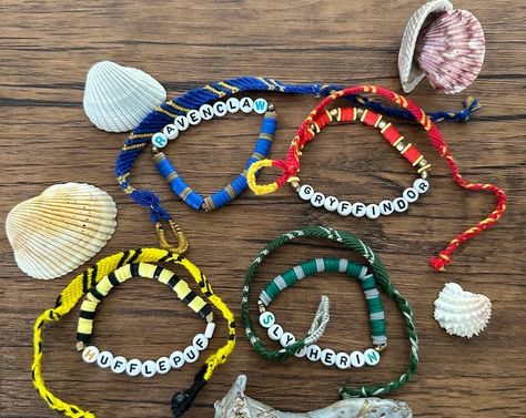 Slytherin Clay Bead Bracelet, Clay Bead Bracelet Ideas Harry Potter, Harry Potter Clay Beads Bracelet, Harry Potter Bracelet Ideas, Book Bracelets, Harry Potter Journal, Harry Potter Bracelet, Make Clay Beads, Bracelet Stuff