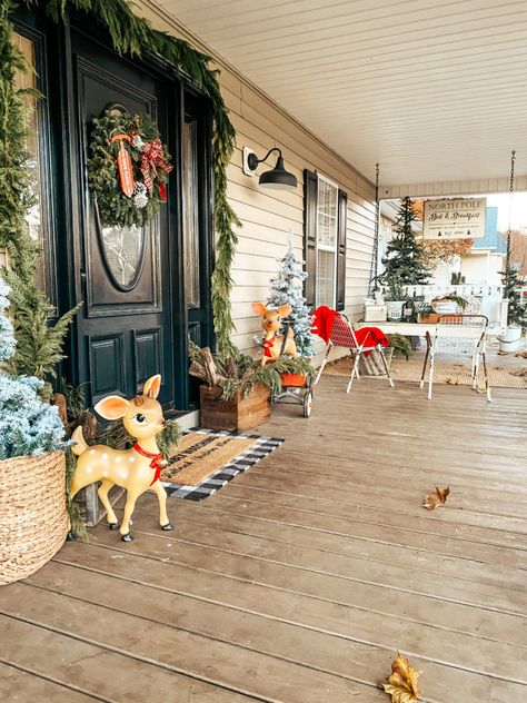 Farmhouse Christmas Porch Looks Itty Bitty Farmhouse, Farmhouse Christmas Porch, Christmas Porches, Farmhouse Winter Decor, Christmas Greens, Christmas Porch Decor Ideas, Modern Porch, Cottage Porch, Farmhouse Outdoor Decor