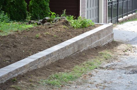 Retaining Wall Bricks, Concrete Block Retaining Wall, Block Retaining Wall, Retaining Wall Patio, Small Retaining Wall, Diy Retaining Wall, Landscaping Along Fence, Retaining Wall Blocks, Building A Retaining Wall