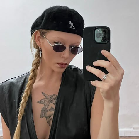 Beret Aesthetic Outfit, Leather Hat Outfit, Beret Cap Outfit, Kangol Hats Women Outfit, Beret Aesthetic, Outfit Army, Apocalypse Party, Army Beret, Army Outfit