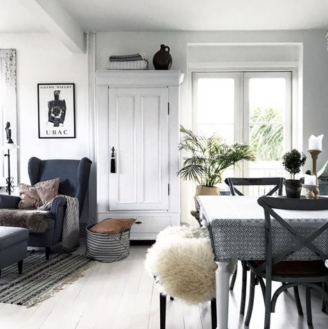 Scandinavian Country Style, Swedish Home Decor, Country Style Living Room, My Scandinavian Home, Danish Interior Design, Danish Interior, Friday Mood, Swedish House, Danish Style