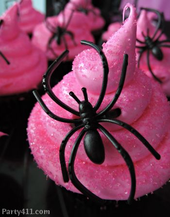 When girlie meets spooky!  The black spider pops against this bright pink cupcake.  Halloween bachelorette parties are the best! Cupcake Rosa, Deco Cupcake, Ghouls Night, Monster High Birthday Party, Halloween Pink, Monster High Party, Holiday Cupcakes, Halloween Baking, Halloween Goodies