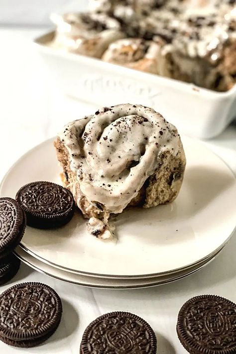 Dessert Buns, Oreo Rolls, Oreo Roll, Oreo Cinnamon Rolls, Easy Sticky Bun Recipe, Easy Sticky Buns, Sticky Buns Recipes, Sweet Roll Recipe, Dessert Places