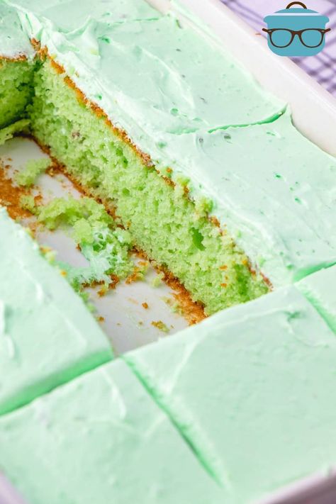 EASY GREEN PISTACHIO CAKE (+Video) - dessert #dessert Watergate Cake, Pistachio Pudding Cake, Pistachio Cake Recipe, Breakfast Sliders, Pistachio Pudding, Green Cake, Dessert Simple, Pistachio Cake, Cheesy Bacon