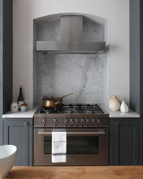 Homes & Gardens on Instagram: "A kitchen chimney breast is perfect for slotting in a range cooker like in this project by @robertrhodesarchitecture. Create a statement splashback with Carrara marble which beautifully compliments the blue-grey finish of the cabinets. See the whole kitchen in our February issue out now. . . #dreamkitchen #rangecooker #marblesplashback #homesandgardens #homesandgardensuk #designinspiration #cabinetry #interiordesign" Range Cooker Splashback Ideas, Range In Chimney Breast, Kitchen With Chimney Breast, Kitchen Chimney Breast, Cooker In Chimney, Bertazzoni Range, Hale House, Kitchen Conservatory, Kitchen Chimney