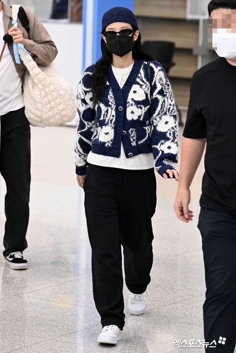 Jennie Airport Style, Jennie Airport, Blackpink Official, Airport Fashion Kpop, Airport Fits, 일본 패션, Fashion Idol, Icn Airport, Korean Casual