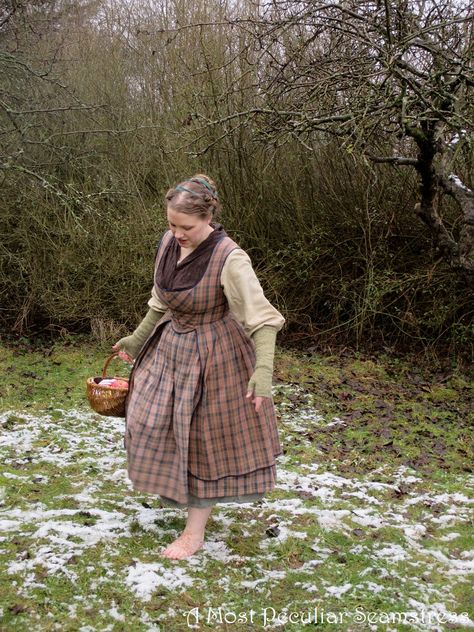 Winter in the Shire Shire Aesthetic, Hobbit Women, Hobbitcore Fashion, Hobbit Clothes, Hobbit Fashion, Hobbit Core, Hobbit Cosplay, Hobbit Costume, Winter Cottagecore