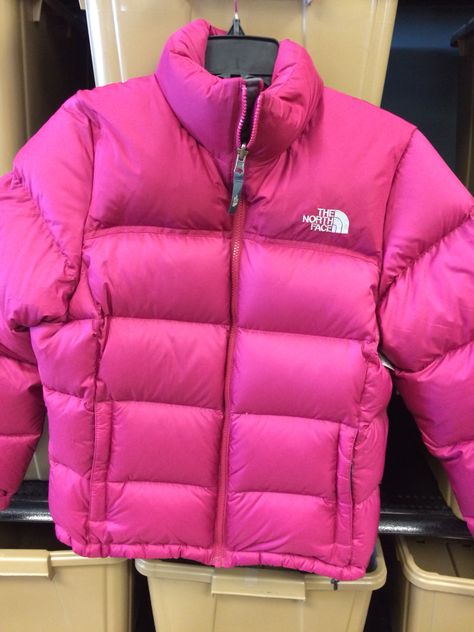 Ski Fit, Pink North Face Jacket, She Looks So Perfect, Pink North Face, Clean Fashion, North Face Girls, Fashionista Clothes, Down Vest, Edgy Outfits