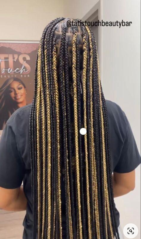 Knotless Braids Ginger And Black, Knotless Braids W Highlights, Black And Gold Knotless Braids, Honey Blond Knotless Box Braids, Honey Blonde Peekaboo Knotless Braids, Black And Honey Blonde Braids, Blonde Peakaboo Braids, Knotless With Blonde Highlights, Gold And Black Braids