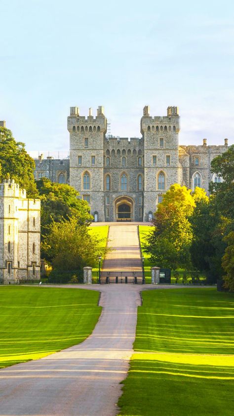 Windsor Castle Windsor Castle Interior, Windsor London, Castle England, House Castle, London Queen, English Houses, England Aesthetic, Mansion Exterior, Castles In England