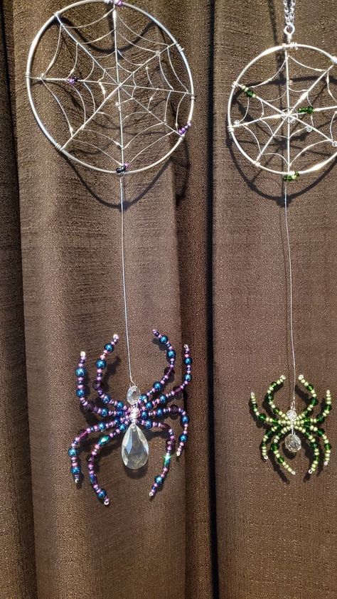 Spider Sun Catcher, Spider Dream Catcher, Bead Projects Diy, Bead And Wire Crafts, Spider Web Dream Catcher, Windchimes Homemade, Spider Suncatcher, Buu Monster Inc, Crystal Suncatchers Diy