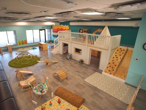 Indoor Playhouse Business, Indoor Platform Play Area, Cool Indoor Playground, Barndominium Daycare, Opening A Play Cafe, Indoor Play Area Design, Indoor Play Business, Cafe With Play Area, Kids Clubhouse Interior