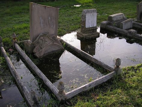 Southern Gothic Cemetery, Victorian Carnival, Graveyard Pictures, Punisher Aesthetic, Carnival Fantasy, Dark Victorian, Foggy Weather, Grunge Pictures, Southern Gothic