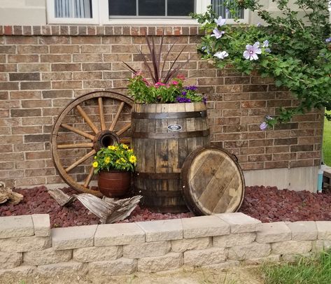 Decorating With Wagon Wheels Front Yards, Wagon Wheel Porch Decor, Barrel Outdoor Decor, Rustic Outdoor Landscaping Ideas, Whiskey Barrel Landscape Ideas, Outdoor Wagon Wheel Decor, Rustic Front Yard Landscaping Ideas Wagon Wheels, Whiskey Barrel Porch Decor, Whiskey Barrel Outdoor Decor