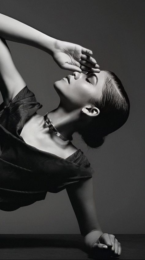 Zendaya for hunger magazine 2015 Zendaya Black And White Portrait, Zendaya Modeling Poses, Zendaya Posing, Zendaya Rue, Celebrity Photoshoots, Zendaya Model, Zendaya Photoshoot, Hunger Magazine, Fashion Pose