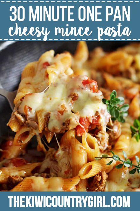 This easy, cheesy one pan mince pasta is going to be your new go-to quick weeknight meal. 30 minutes from start to finish and everything (including the pasta) is cooked in one pan! #onepotmeal #pasta #groundbeef #mince #easymeal #30minutemeal #familydinner Mince Pasta, Pasta Bake Sauce, Mince Dishes, Quick Meals To Make, Pan Pasta, Pasta Bake Easy, Minced Beef Recipes, Mince Recipes, Fast Dinners