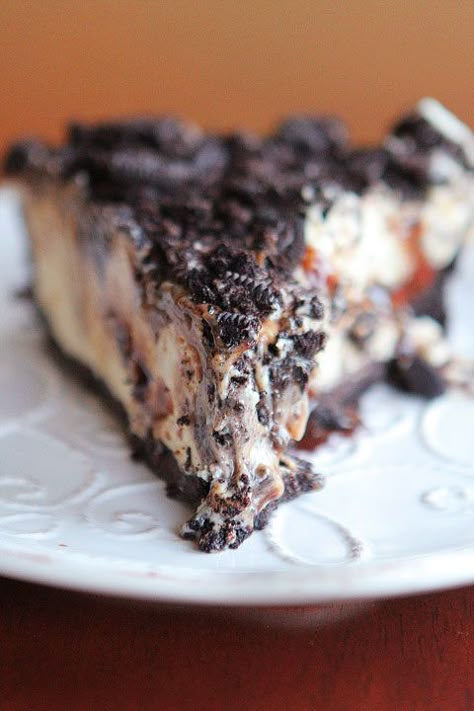 Peanut butter oreo ice cream pie Oreo Ice Cream Pie, Summer Pie Recipes, Oreo Ice Cream Cake, Easy Homemade Ice Cream, Homemade Ice Cream Cake, Ice Cream Pie, Butter Ice Cream, Peanut Butter Oreo, Oreo Ice Cream