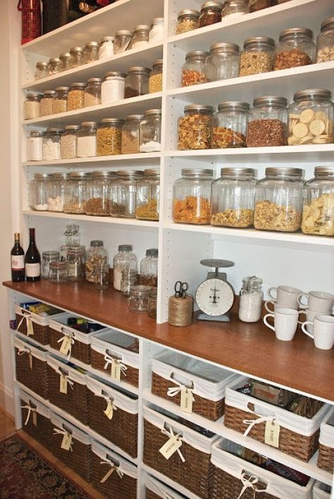 Organiser Cucina, Farmhouse Pantry, Organized Pantry, Pantry Shelving, Diy Pantry, Kitchen Pantry Design, Kitchen Pantry Cabinets, Organization Inspiration, Pantry Shelf