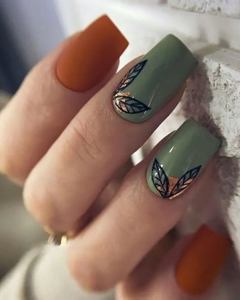 20 Ideas Fall Green Nails: Stylish and Elegant Ideas for the Season Green Nails With Line Design, Autumn Nail Designs 2024 Short, Green Leaf Nail Designs, Dark Green And Orange Nails, Olive Green Fall Nail Designs, Short Fall Nails Designs, Green Fall Nails Short, Green And Orange Fall Nails, Green Thanksgiving Nails