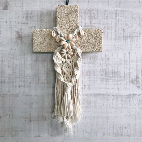 Macrame Cross Wall Hanging, Diy Crosses, Macrame Flowers, Ceramic Crosses, Macrame Feathers, Macrame Dream Catcher, Macrame Tapestry, Cross Crafts, Cross Gift