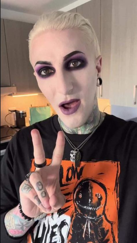 Chris Motionless Makeup, Chris Motionless, Motionless In White, No Makeup, Tiktok Watch, Tumblr Posts, Pretty Face, Halloween Face Makeup, Tumblr