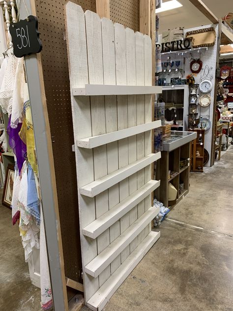 Vendor Booth Divider Ideas, Vendor Booth Display Ideas Wooden Crates, Diy Retail Display Shelves, Rustic Retail Display, 4h Fair Booth Display Ideas, Crate Display Ideas Retail, Boutique Purse Display Ideas, Vintage Vendor Booth Ideas, Tumbler Cup Craft Show Display