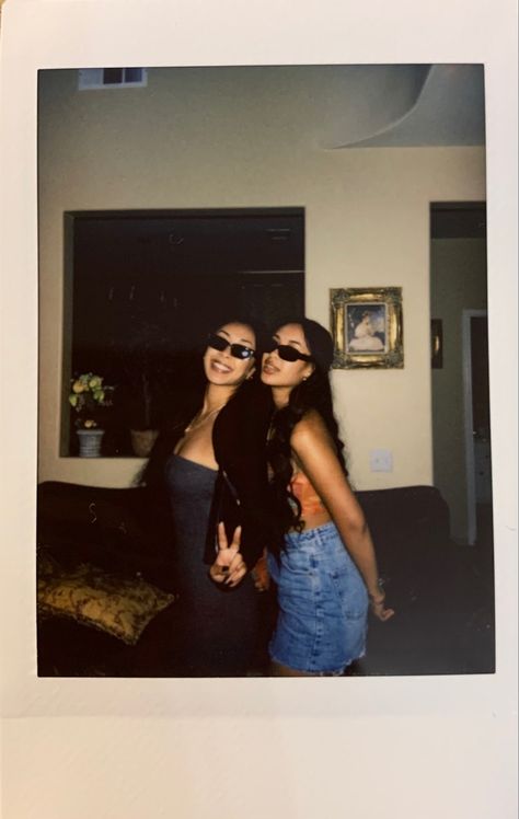 Bsf Polaroid Pictures, Aesthetic Polaroid Pictures With Friends, Friend Poloroid Pictures, Polaroid Pictures With Best Friend, Polaroid Pics With Friends, Poloroid Pictures Ideas Best Friend, Bestie Polaroid Pictures, Selfie With Friends Ideas, Polaroid Inspo Friends