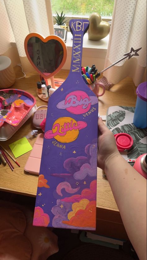 Paddle Decorations Sorority, Sorority Big Plaques, Paddle Board Ideas Sorority, Purple Paddle Sorority, Painted Paddles Sorority, Paddle Decor Ideas Sorority, Purple Sorority Paddles, Paddles For Big Sorority, Big Lil Paddles