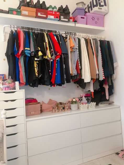 Mulig Ikea Hack, Spare Room Walk In Closet, Ikea Dressing Room, Open Closets, Walk In Closet Inspiration, Closet Small Bedroom, Ikea Ideas, Open Wardrobe, India Home Decor