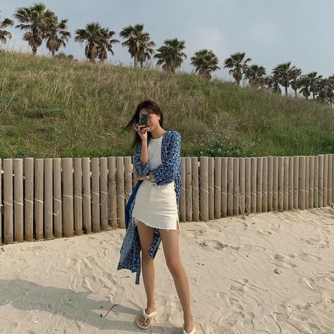 Beach Outfit Korean Style, Korean Beach Fashion, Summer Korean Outfits, Beach Date Outfit, Korean Beach Outfit, Beach Aesthetic Outfits, Vacation Mountains, Girls Beach Dress, Girls Jeans Fashion