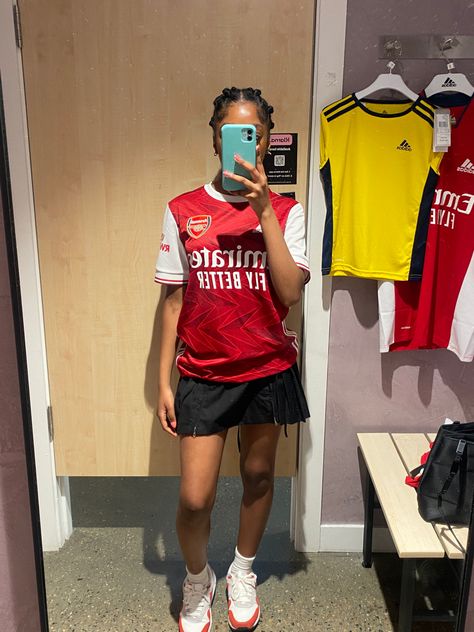 Soccer Top Outfit Women, Soccer Shirt Outfit Women, Football Top Outfit Women, Arsenal Jersey Outfit, Football Shirt Outfit Women, Soccer Jersey Outfit Women, Soccer Game Outfits, Levi Style, Arsenal Top